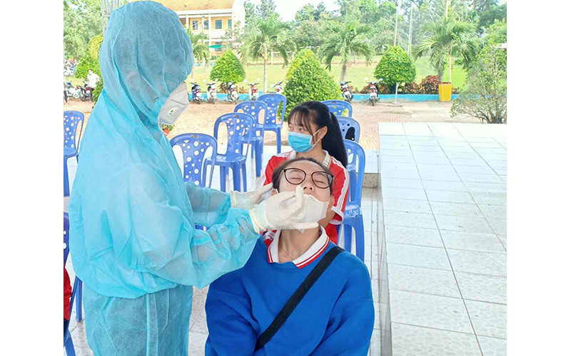 Xét nghiệm thí sinh dự thi ở huyện Châu Phú.