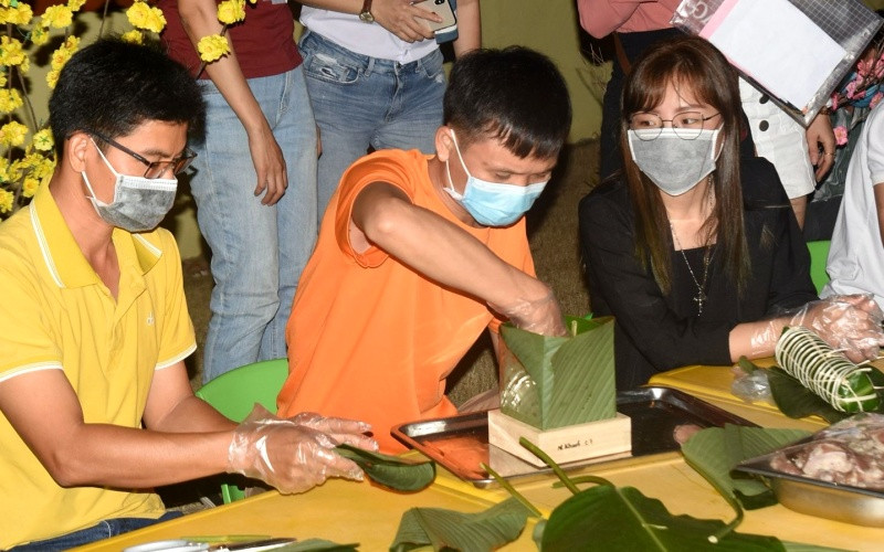 Công nhân ở lại đón Tết tham gia thi gói bánh chưng tại ký túc xá Đông Phương, huyện Trảng Bom.