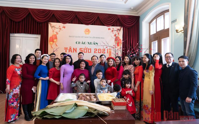 Đại sứ quán Việt Nam tại LB Nga chụp ảnh chung trước thời điểm năm mới. 
