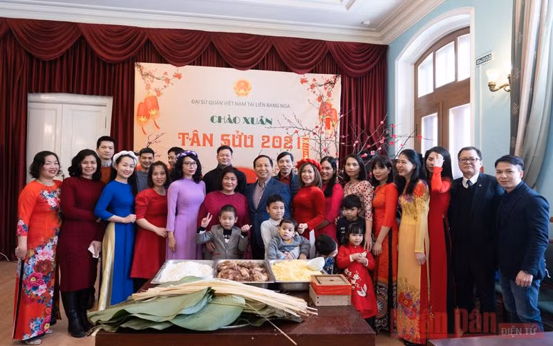 Đại sứ quán Việt Nam tại LB Nga chụp ảnh chung trước thời điểm năm mới. 