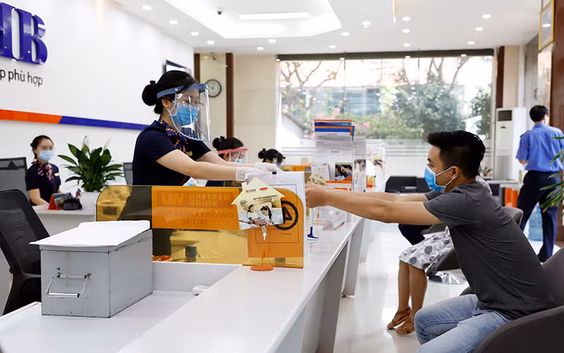 Khách hàng giao dịch tại chi nhánh Ngân hàng SHB. 