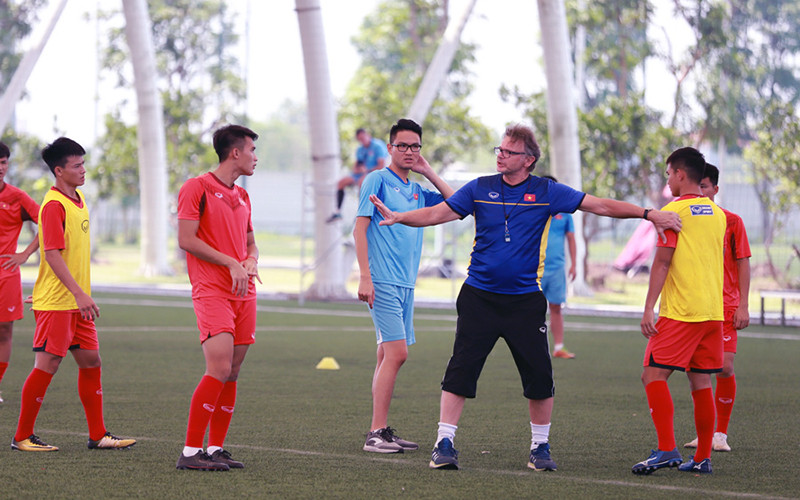 HLV Philippe Troussier và các học trò tập luyện chuẩn bị cho vòng chung kết U19 châu Á 2020.