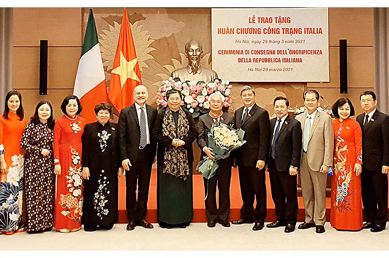Chủ nhiệm Ủy ban Văn hóa, Giáo dục, Thanh niên, Thiếu niên và Nhi đồng của QH, Chủ tịch nhóm Nghị sĩ hữu nghị Việt Nam - Italia Phan Thanh Bình (thứ sáu từ phải sang) cùng các đồng chí lãnh đạo Đảng, Nhà nước, đại diện Đại sứ quán Italia tại Việt Nam chụp ảnh lưu niệm trong khuôn khổ buổi lễ.