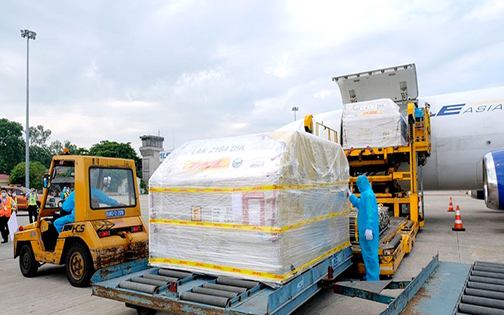 Lô vắc-xin phòng Covid-19 của Pfizer/BioNTech đầu tiên về đến sân bay quốc tế Nội Bài (Hà Nội). Ảnh: TRẦN MINH