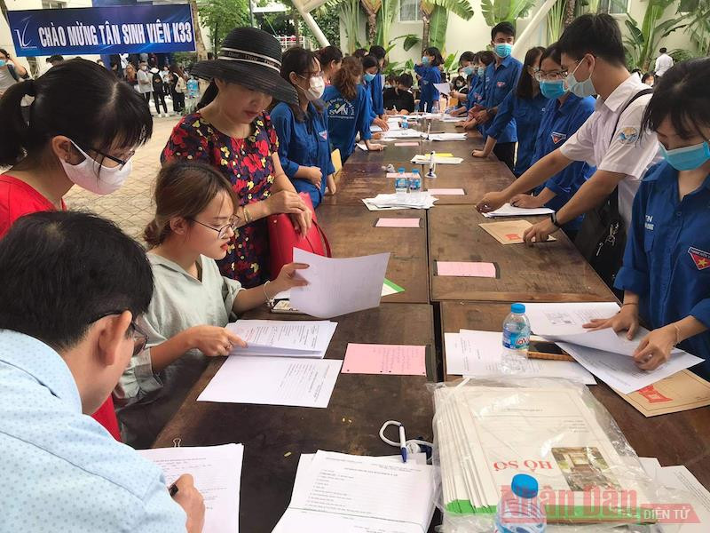 Sinh viên làm thủ tục nhập học tại Trường đại học Thăng Long sáng 5-10. Ảnh: THẠCH PHAN