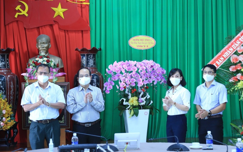 Lãnh đạo Tỉnh ủy Đồng Nai chúc mừng Sở Giáo dục và Đào tạo nhân kỷ niệm 39 năm Ngày Nhà giáo Việt Nam.