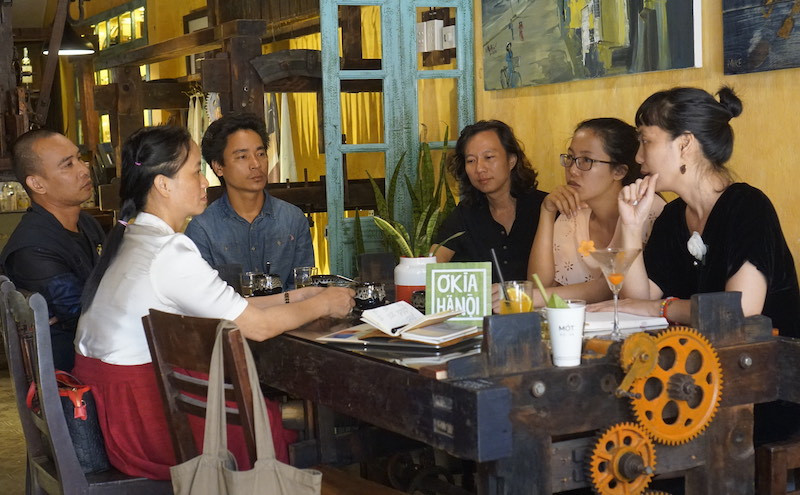 Nhà thơ Nguyễn Hoàng Điệp cùng các khách mời bình thơ tại điểm thơ Hội An.