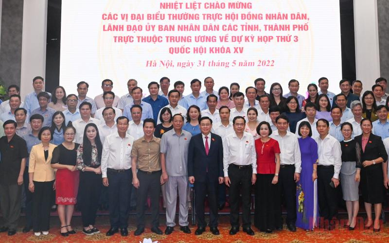 Chủ tịch Quốc hội Vương Đình Huệ cùng các đồng chí lãnh đạo Quốc hội với các đại biểu dự buổi gặp mặt. (Ảnh: DUY LINH) 