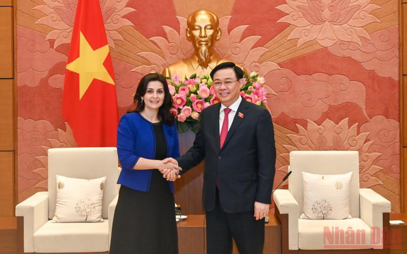 Chủ tịch Quốc hội Vương Đình Huệ và Đại sứ Bulgaria Marinela Petkova tại buổi tiếp. (Ảnh: DUY LINH)