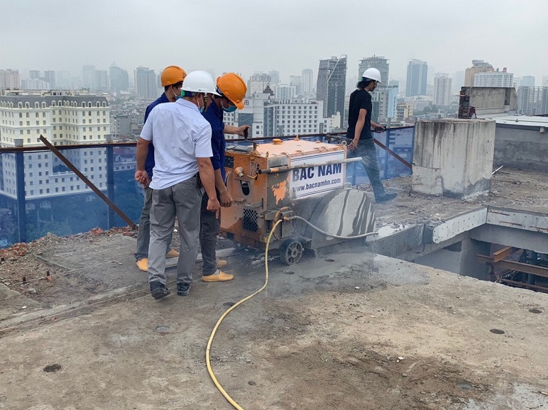 Nhà thầu phá dỡ phần diện tích sai phạm tại tầng 18 công trình 8B Lê Trực.