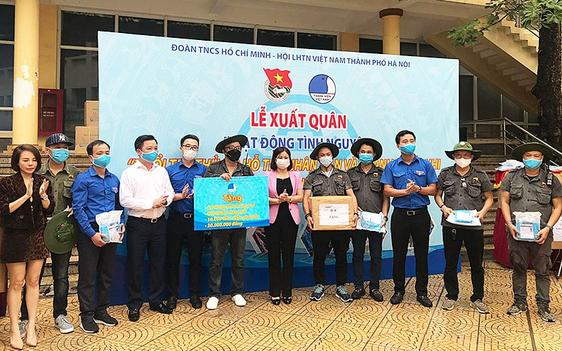 Đại diện Thành đoàn Hà Nội, T.Ư Hội LHTN Việt Nam và các đơn vị liên quan trao tượng trưng tiền, nhu yếu phẩm gửi đến tuyến đầu chống dịch.