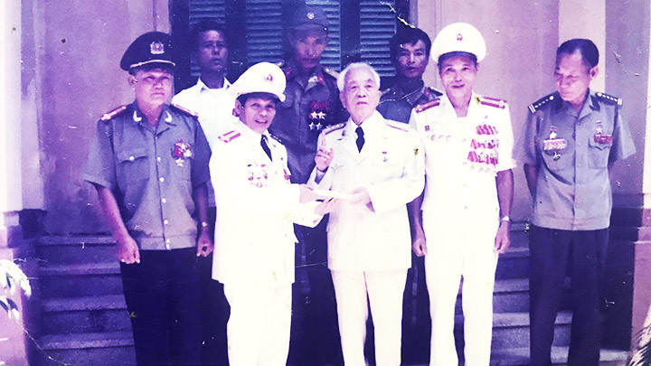 Đồng chí Nguyễn Xuân Giang - đứng bên trái Đại tướng Võ Nguyên Giáp trong một cuộc gặp gỡ.