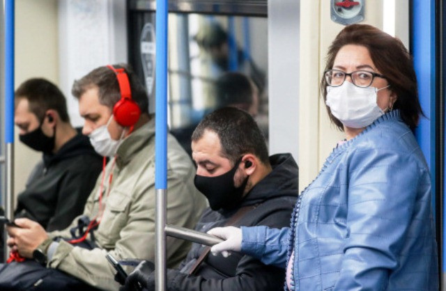 Ý thức đeo khẩu trang của người tham gia giao thông công cộng tại Moscow tăng cao. (Ảnh: TASS)