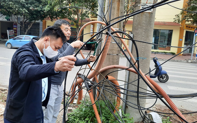 Những tuyến cáp viễn thông bùng nhùng trên đường phố Thái Bình gây mất mỹ quan đô thị
