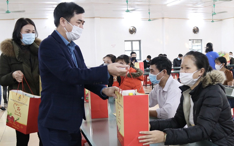 Ông Bùi Xuân Vinh, Chủ tịch Liên đoàn Lao động tỉnh Thái Bình trao quà Tết cho công nhân tại Khu công nghiệp Phúc Khánh.