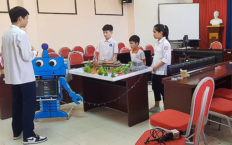 Nhóm tác giả bên mô hình “Robot hướng dẫn viên du lịch”. (Ảnh: VUSTA)