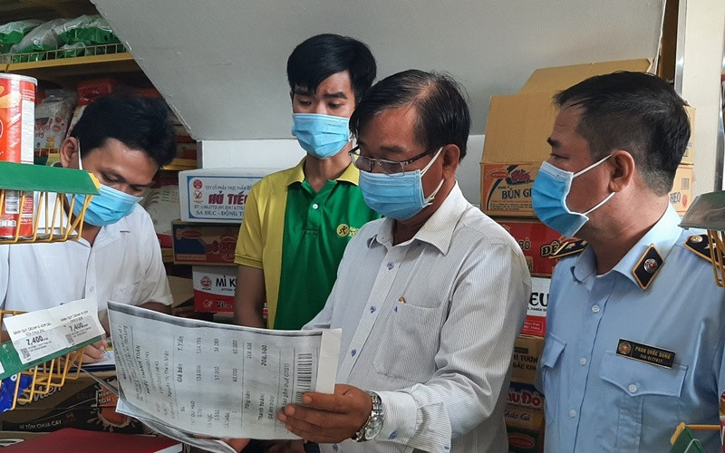 Đoàn kiểm tra liên ngành kiểm tra cửa hàng Bách Hóa Xanh.