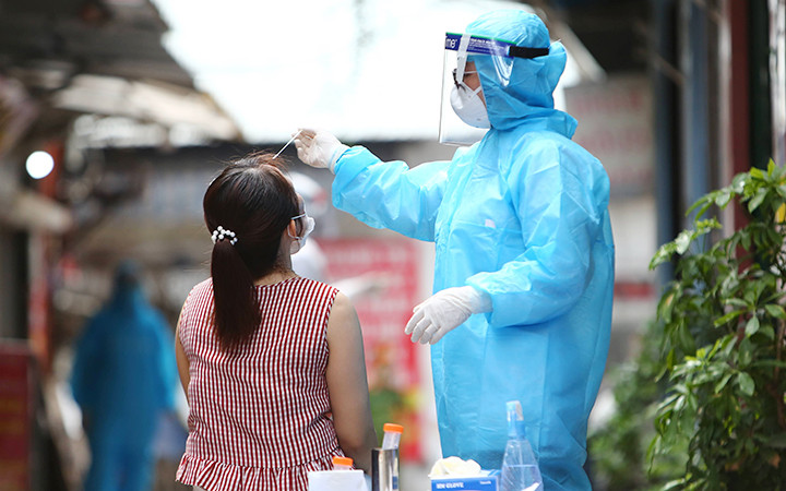 Nhân viên y tế lấy mẫu xét nghiệm Covid-19 tại khu vực cách ly phường Văn Chương (Đống Đa, Hà Nội). Ảnh: MINH HÀ