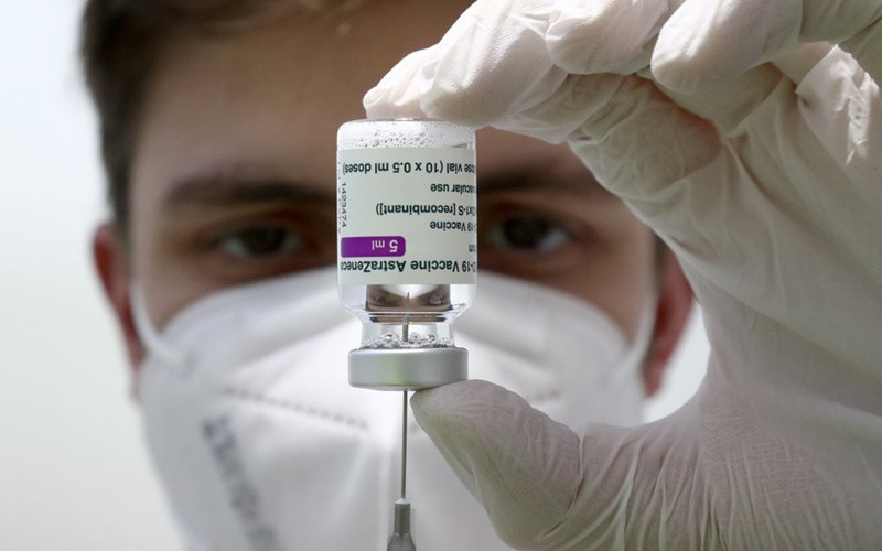 Nhân viên y tế tại Đức chuẩn bị mũi tiêm vaccine của AstraZeneca. (Ảnh: AP)