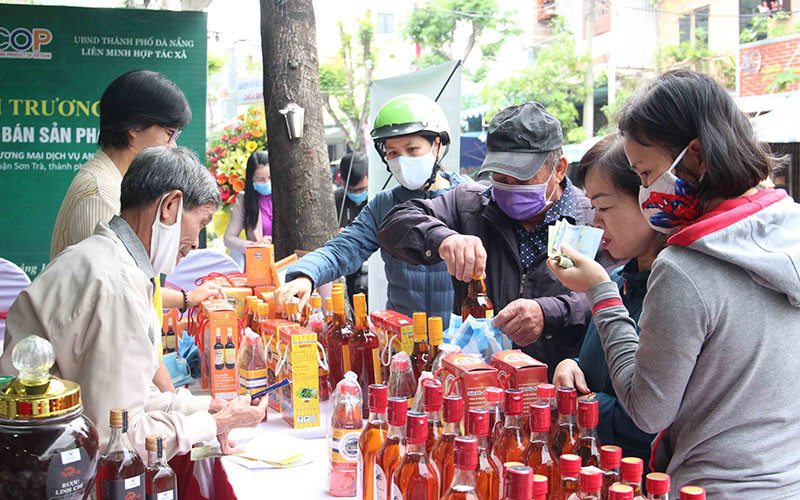 Sản phẩm nước mắm Nam Ô từng bước “trở lại” trong nhu cầu sử dụng của người dân.