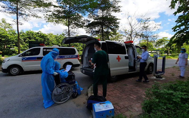 Bệnh viện bố trí xe đưa bệnh nhân về địa phương nơi cư trú.