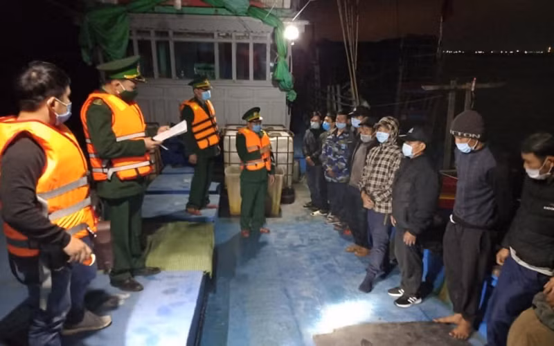 Biên phòng Sầm Sơn tiếp cận quản lý phương tiện cùng lao động từ vùng dịch trở về địa phương.