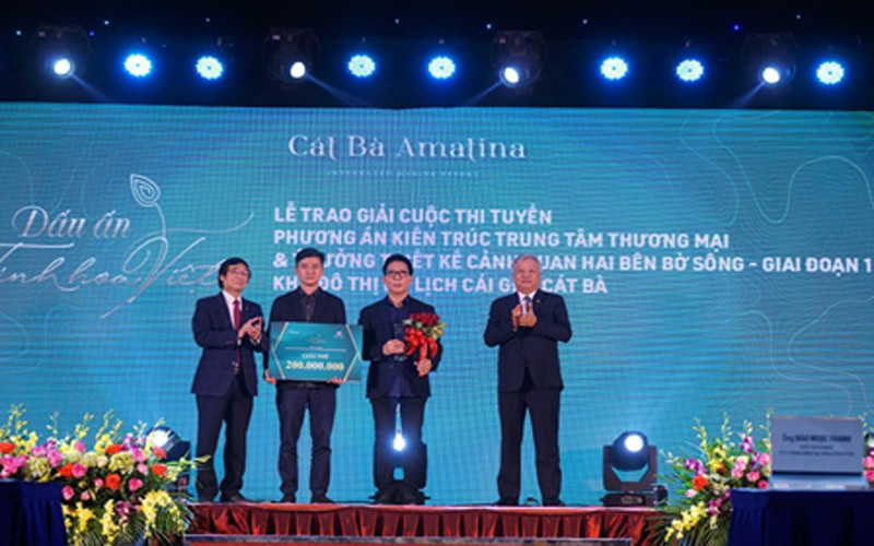 Ông Trần Ngọc Chính - Nguyên Thứ trưởng bộ Xây dựng, Chủ tịch Hội Quy hoạch Phát triển đô thị Việt Nam và ông Đào Ngọc Thanh - Chủ tịch HĐQT Tổng Công ty CP VINACONEX, Chủ tịch HĐQT Công ty Vinaconex-ITC trao hoa và cúp cho đội thi đạt giải.