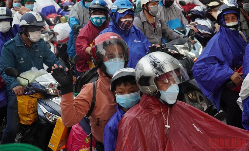 Dòng người đổ từ Đồng Nai về các tỉnh miền tây. (Ảnh: THIÊN VƯƠNG)