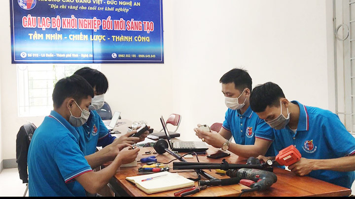 Nhóm dự án đang chỉnh sửa lại sản phẩm gậy thông minh.