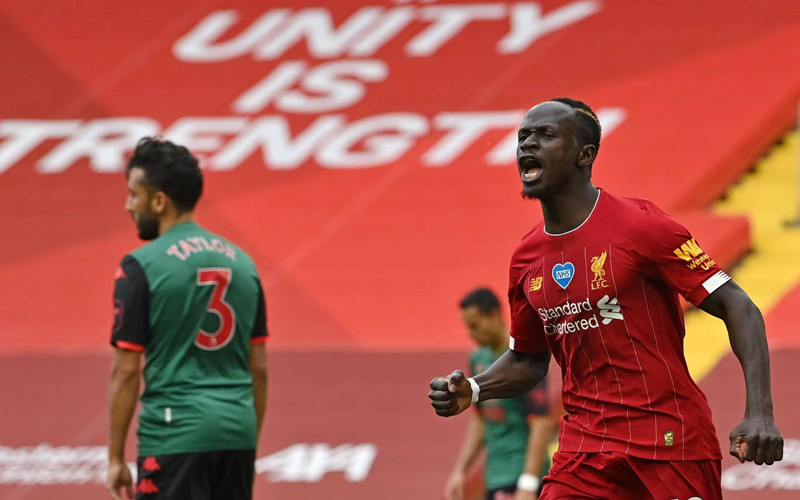 Mane (áo đỏ) mở tỷ số cho Liverpool.