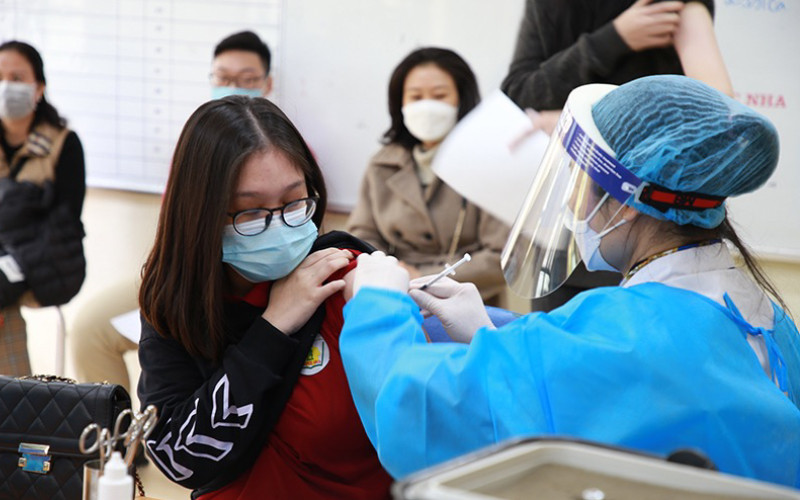 Tiêm vaccine phòng Covid-19 cho học sinh trường Phan Huy Chú. (Ảnh: DUY LONG)