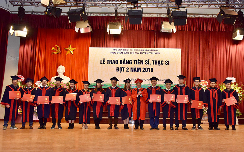 Lễ trao bằng tốt nghiệp thạc sĩ tại Học viện Báo chí và Tuyên truyền. Ảnh: Đăng Anh