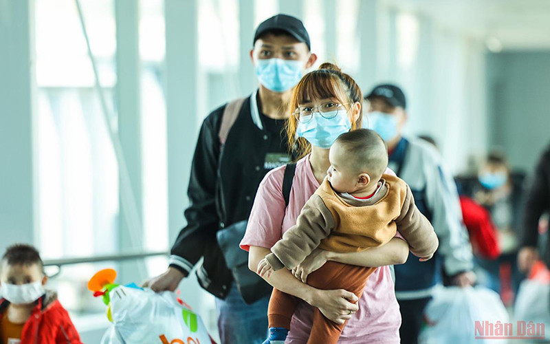 Những công dân Việt Nam tại Ukraine đầu tiên đã xuống sân bay Nội Bài sáng 8/3. (Ảnh: THÀNH ĐẠT)