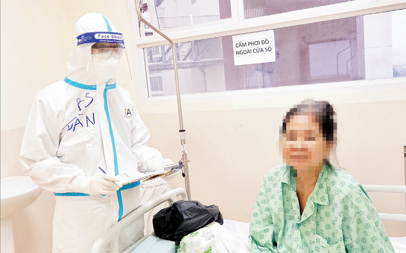 Bác sĩ Nguyễn Văn Toàn thăm khám cho bệnh nhân điều trị tại Bệnh viện Hồi sức Covid-19 ở TP Thủ Ðức. Ảnh NVCC