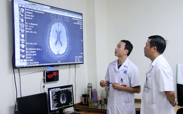 Hình ảnh chiếu chụp của bệnh nhân được Bệnh viện Hữu Nghị chuyển thẳng từ phòng chụp lên hệ thống trực tuyến, giúp các bác sĩ hội chẩn nhanh chóng.