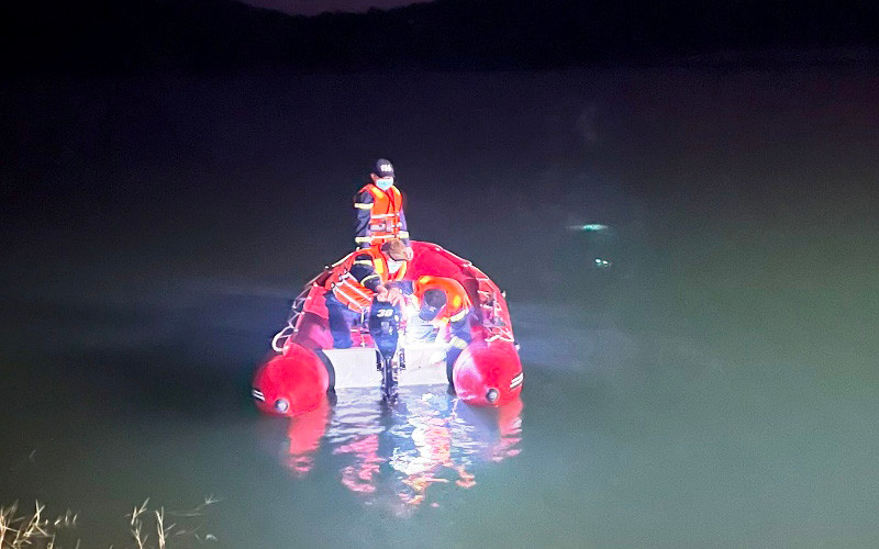 Lực lượng chức năng tìm kiếm nạn nhân trong đêm. 