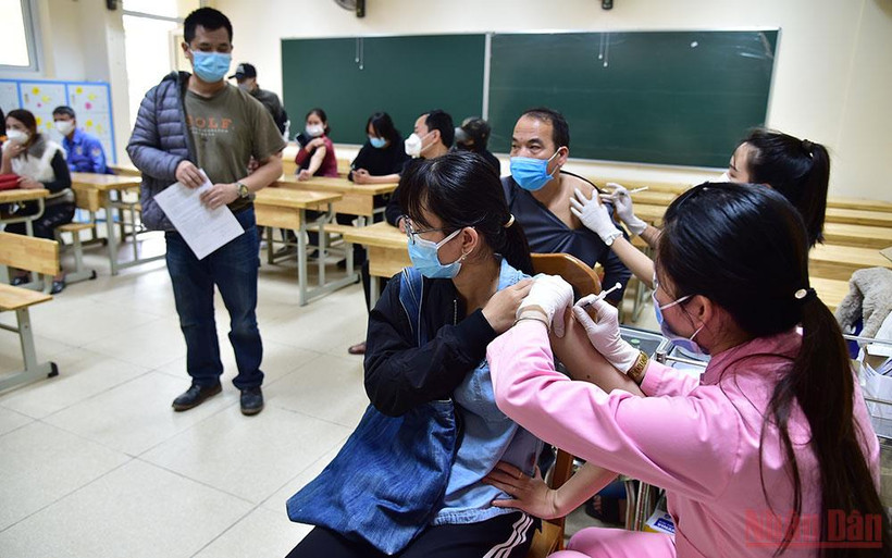 Tiêm ngừa Covid-19 cho người dân Hà Nội. (Ảnh: THÀNH ĐẠT)