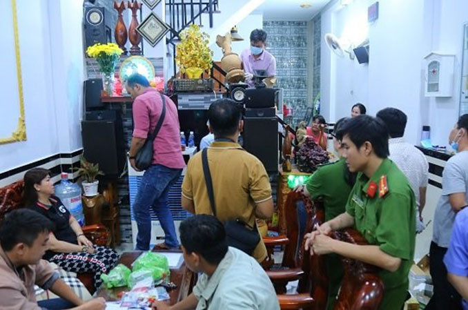 Khám xét nơi ở của các đối tượng.