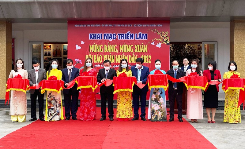 Các đại biểu cắt băng khai mạc triển lãm và hội báo xuân.