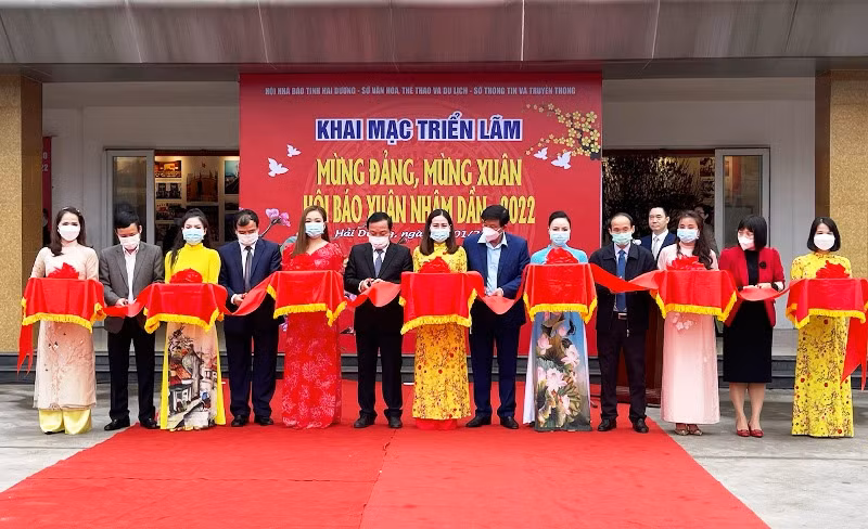 Các đại biểu cắt băng khai mạc triển lãm và hội báo xuân.