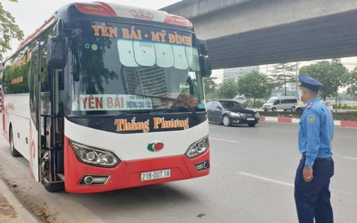 Lực lượng chức năng kiểm tra, xử lý xe bắt khách trên đường Phạm Hùng.