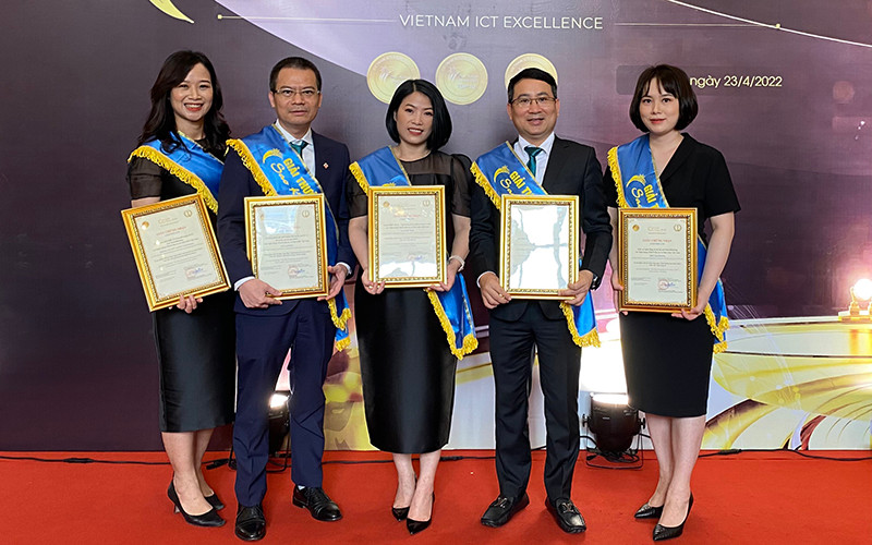 Đại diện BIDV nhận các giải thưởng tại Lễ công bố và trao giải thưởng Sao Khuê 2022.