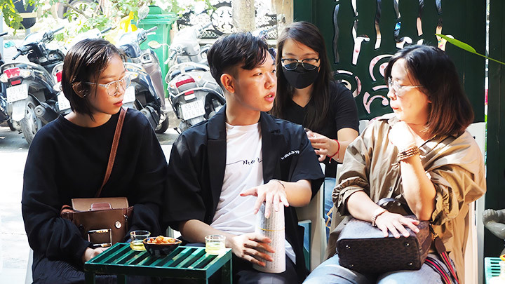 Phước (ngồi giữa) luôn hào hứng khi trao đổi về chủ đề văn hóa đọc trong cộng đồng.