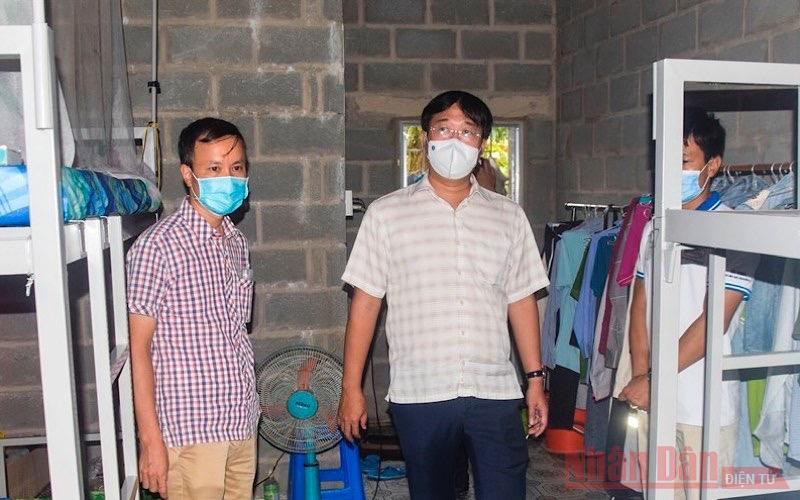 Bí thư Tỉnh ủy Đồng Tháp đi kiểm tra nơi ở của công nhân bên trong một nhà máy.