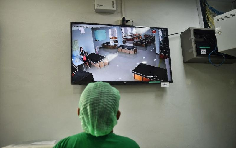 Một y tá theo dõi các các bệnh nhân Covid-19 tại một bệnh viện dã chiến ở Bangkok. (Ảnh: Bưu điện Bangkok)