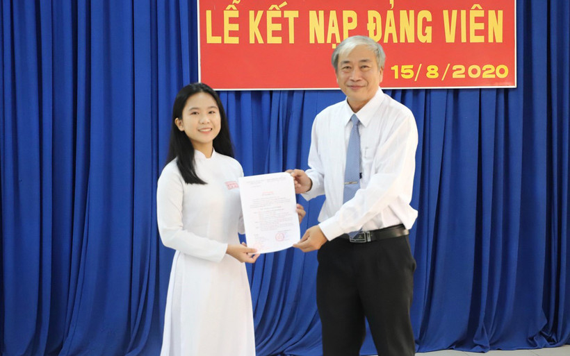 Trao quyết định kết nạp Đảng cho đảng viên trẻ. (Ảnh minh họa: TTXVN)