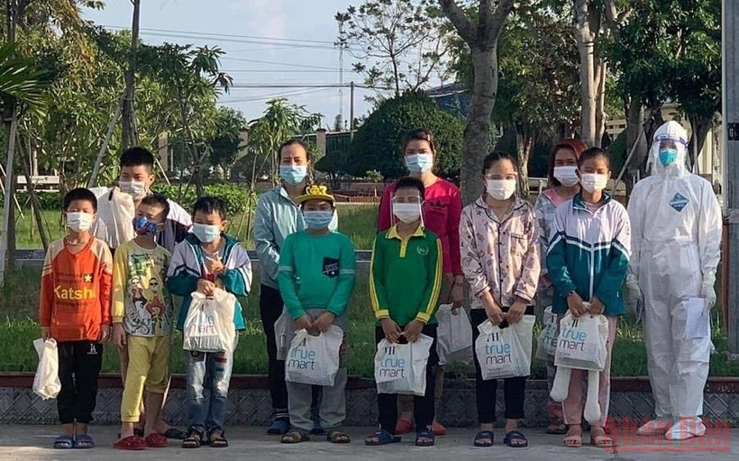 Nhiều ca F0 là người lớn và trẻ em ở Thái Bình được công bố khỏi bệnh. (Ảnh: MAI TÚ)