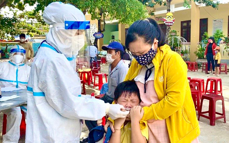 Điểm lấy mẫu xét nghiệm cộng đồng tại trường Tiểu học Tân Mỹ, xã Nghĩa An. Tại đây, hơn 1.400 người dân được lấy mẫu khẩn cấp để tìm F0. 