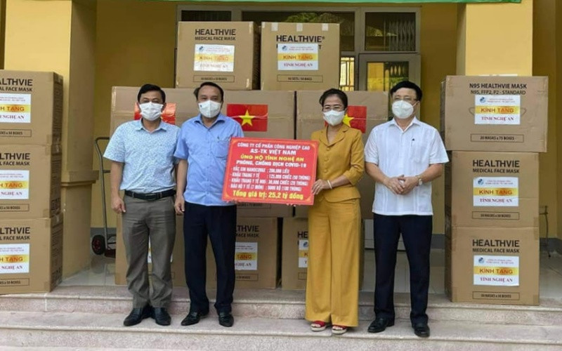 Lãnh đạo tỉnh Nghệ An tiếp nhận vật tư y tế thiết yếu.
