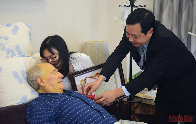 Trao Kỷ niệm chương “Vì sự nghiệp nông nghiệp và phát triển nông thôn” cho “ông Tây Nam Bộ” (Ảnh: SƠN BÁCH)